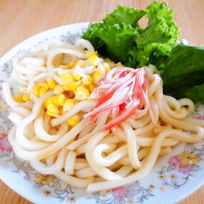 グリーンカールとカニカマとコーンの冷やしうどん